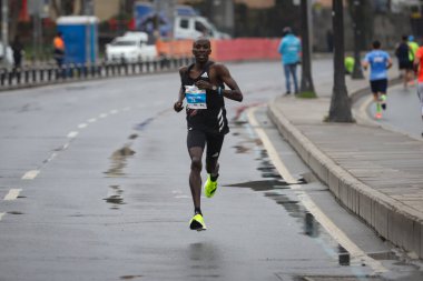 İSTANBUL, TURKEY - Nisan 04, 2021: İstanbul Eski kentinde İstanbul YarıMaratonu 'nda koşan sporcu