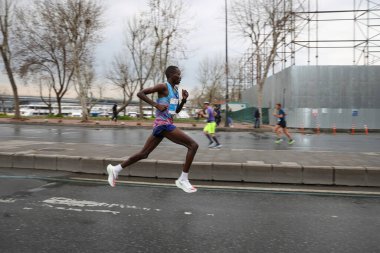 İSTANBUL, TURKEY - Nisan 04, 2021: İstanbul Eski kentinde İstanbul YarıMaratonu 'nda koşan sporcu
