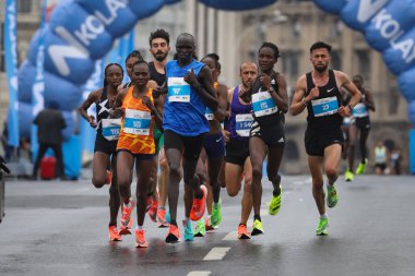 İSTANBUL, TURKEY - Nisan 04, 2021: İstanbul Eski kentinde İstanbul YarıMaratonu 'nda koşan sporcular