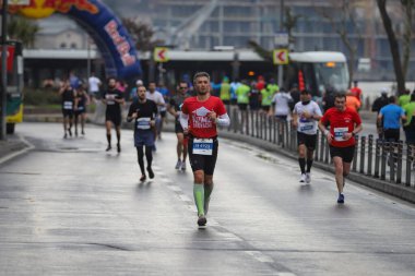 İSTANBUL, TURKEY - Nisan 04, 2021: İstanbul Eski kentinde İstanbul YarıMaratonu 'nda koşan sporcular