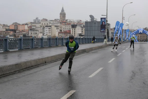 Istanbul Turkey エイプリル04 2021 ガラタ橋でイスタンブールハーフマラソンを走るスケーター — ストック写真