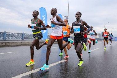İSTANBUL, TURKEY - Nisan 04, 2021: İstanbul Eski kentinde İstanbul YarıMaratonu 'nda koşan sporcular