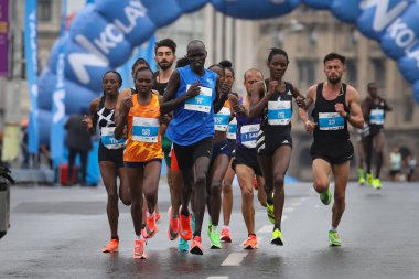 İSTANBUL, TURKEY - Nisan 04, 2021: İstanbul Eski kentinde İstanbul YarıMaratonu 'nda koşan sporcular