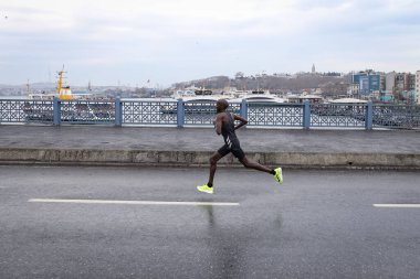 İSTANBUL, TURKEY - Nisan 04, 2021: İstanbul Eski kentinde İstanbul YarıMaratonu 'nda koşan sporcu