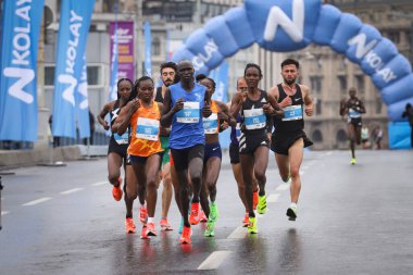 İSTANBUL, TURKEY - Nisan 04, 2021: İstanbul Eski kentinde İstanbul YarıMaratonu 'nda koşan sporcular