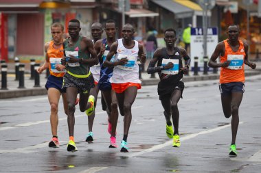 İSTANBUL, TURKEY - Nisan 04, 2021: İstanbul Eski kentinde İstanbul YarıMaratonu 'nda koşan sporcular