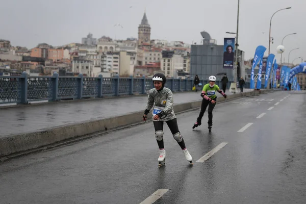 Istanbul Turkey Kwietnia 2021 Łyżwiarz Biegający Półmaraton Stambule Moście Galata — Zdjęcie stockowe