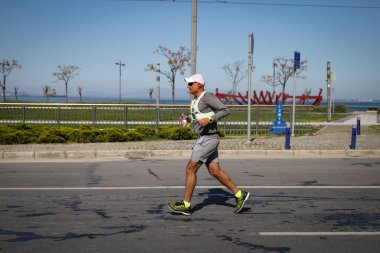 IZMIR, TURKEY - 11 Nisan 2021: Maraton İzmir 'de koşan sporcu