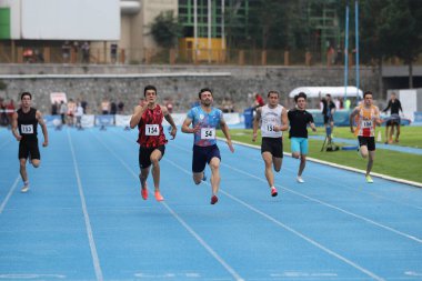 İSTANBUL, TURKEY - 23 Haziran 2021: Türkiye Atletizm Federasyonu Cezmi veya Kupası sırasında 100 metre koşan sporcular
