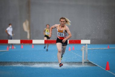 ISTANBUL, TURKEY - 23 Haziran 2021: Türkiye Atletizm Federasyonu Cezmi veya Kupası sırasında 3000 metre engelli koşan tanımlanamayan sporcu