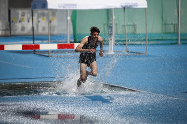 ISTANBUL, TURKEY - 23 Haziran 2021: Türkiye Atletizm Federasyonu Cezmi veya Kupası sırasında 3000 metre engelli koşan tanımlanamayan sporcu