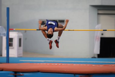 İSTANBUL, TURKEY - 23 Haziran 2021: Türkiye Atletizm Federasyonu Cezmi veya Kupası sırasında tanımlanamayan yüksek atlamacı