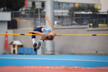 İSTANBUL, TURKEY - 23 Haziran 2021: Türkiye Atletizm Federasyonu Cezmi veya Kupası sırasında tanımlanamayan yüksek atlamacı