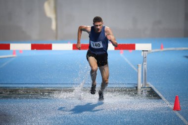 ISTANBUL, TURKEY - 23 Haziran 2021: Türkiye Atletizm Federasyonu Cezmi veya Kupası sırasında 3000 metre engelli koşan tanımlanamayan sporcu
