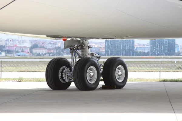 Engrenagem de aterragem de um avião — Fotografia de Stock