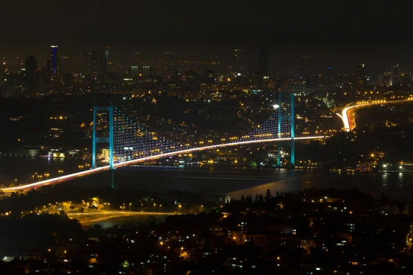 伊斯坦布尔博斯普鲁斯大桥从恰姆勒贾山 — 图库照片