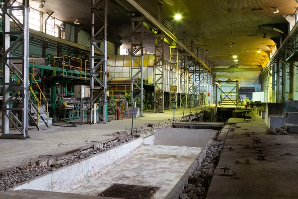 Dentro de uma antiga fábrica abandonada — Fotografia de Stock