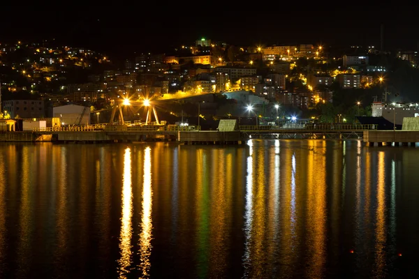 Ciudad y puerto de Zonguldak por la noche — Foto de Stock