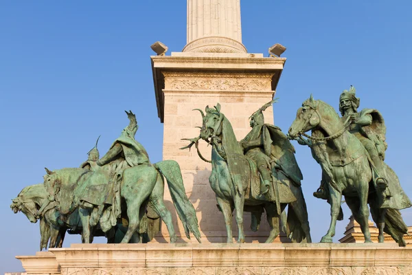 Statuen ungarischer Häuptlinge vom Heldenplatz, Budapest, h — Stockfoto