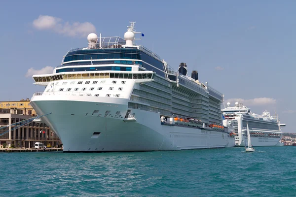 Cruceros desde el puerto de Estambul — Foto de Stock