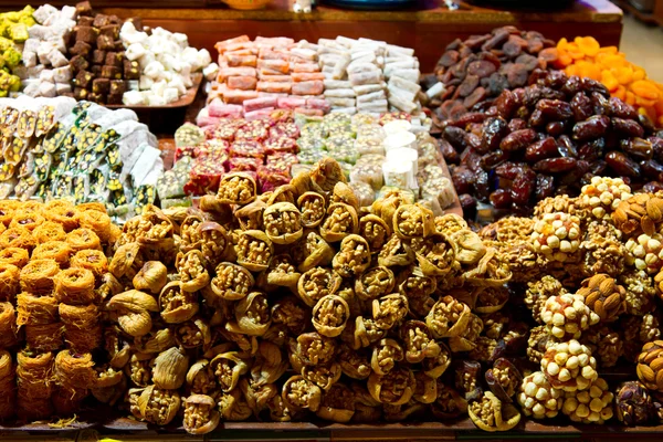 Смешайте фрукты со специями на базаре в Стамбуле — стоковое фото