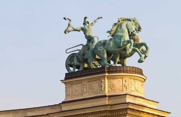 Mannen med lie från heroes' square, budapest, Ungern — Stockfoto