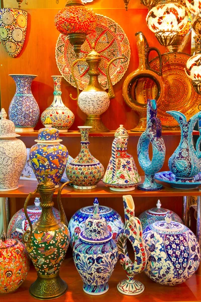 Турецкая керамика на Большом базаре в Стамбуле — стоковое фото