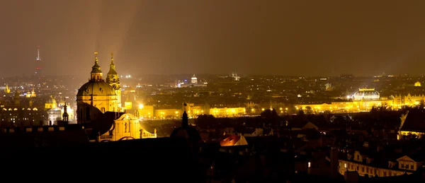 Vista panorâmica de Praga à noite, República Checa — Fotografia de Stock