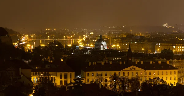 Noite Cityscape de Praga, República Checa — Fotografia de Stock