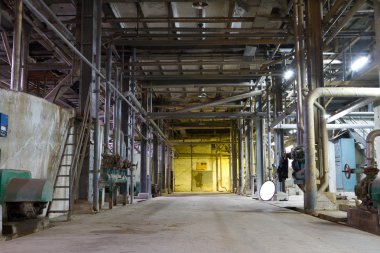 eski, terk edilmiş bir fabrika içi