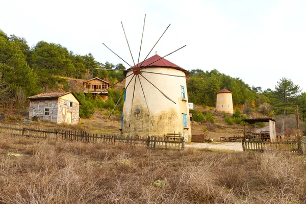 Windmühle aus cubuk see, truthahn — Stockfoto