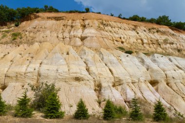 kırık kumtaşı tepeye