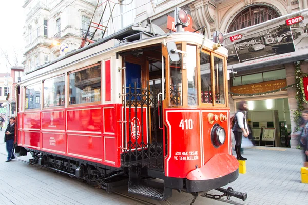 Istanbul'da kırmızı tramvay — Stok fotoğraf