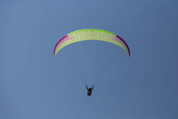 Tandem paragliding — Stockfoto