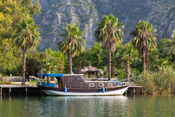 Човен в річці Dalyan — стокове фото