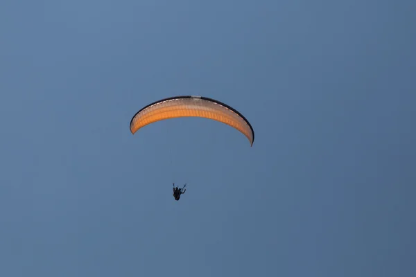 串联滑翔伞 — 图库照片
