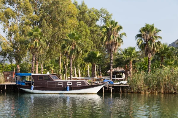 Лодка в реке Далянь — стоковое фото