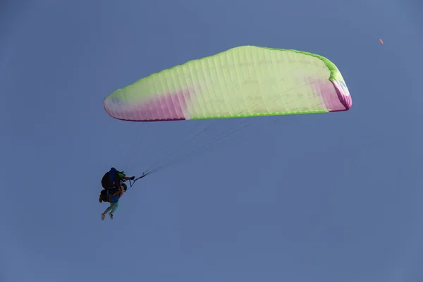 Tandem paragliding — Stockfoto