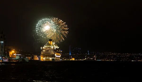 Cruise Ship in Bosphorus Strait, Istanbul — Stock Photo, Image