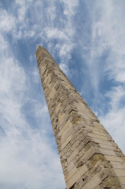 duvarlı Dikilitaş