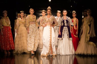 Zuhal Moda, Balkanlarin Buyulu ateşi Catwalk