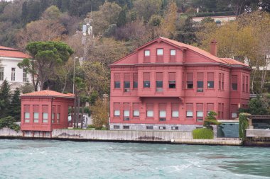 Boğaz boğaz bina