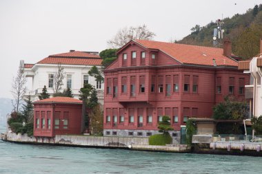 Boğaz boğaz bina