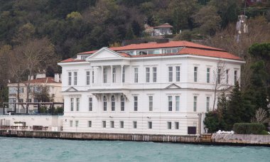Boğaz boğaz bina