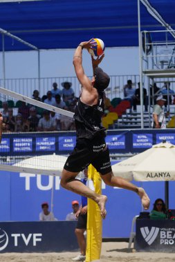 ANTALYA, TURKIYE - 13 Haziran 2025: Alanya 'daki Dünya Sahili Pro Tour Yarışması sırasında tanımlanamayan sporcu