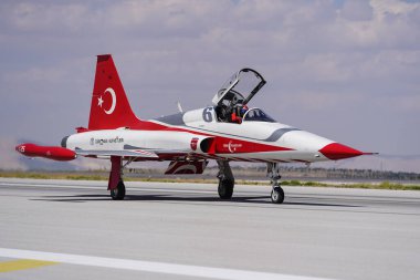 KONYA, TURKIYE - Temmuz 02, 2025: Türk Hava Kuvvetleri Kanadalı NF-5A Özgürlük Savaşçısı Türk Yıldızları Anadolu Kartal Hava Kuvvetleri Tatbikatı sırasında Konya Havalimanı 'nda sergilendi