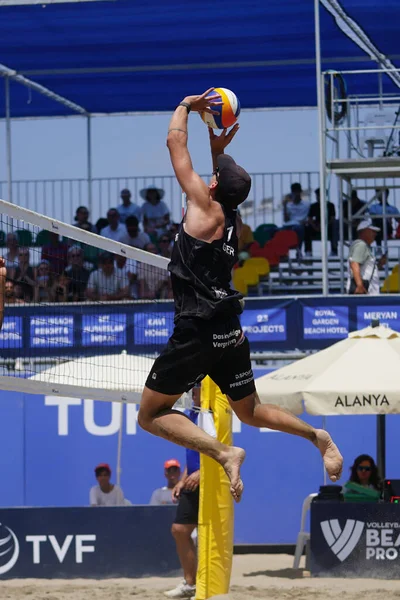 ANTALYA, TURKIYE - 13 Haziran 2025: Alanya 'daki Dünya Sahili Pro Tour Yarışması sırasında tanımlanamayan sporcu