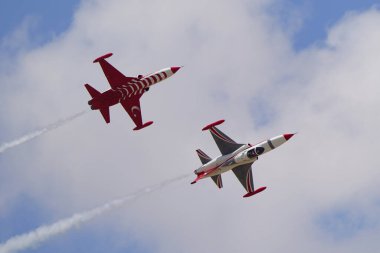 KONYA, TURKIYE - Temmuz 02, 2025: Türk Hava Kuvvetleri Kanadalı NF-5A Özgürlük Savaşçısı Türk Yıldızları Anadolu Kartal Hava Kuvvetleri Tatbikatı sırasında Konya Havalimanı 'nda sergilendi