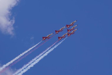 KONYA, TURKIYE - Temmuz 02, 2025: Türk Hava Kuvvetleri Kanadalı NF-5A Özgürlük Savaşçısı Türk Yıldızları Anadolu Kartal Hava Kuvvetleri Tatbikatı sırasında Konya Havalimanı 'nda sergilendi