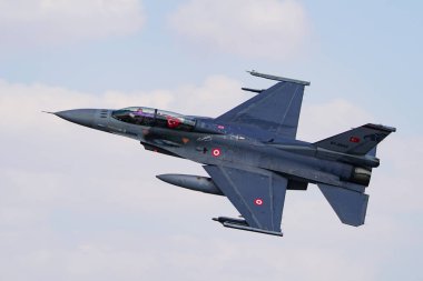KONYA, TURKIYE - Temmuz 02, 2025: Türk Hava Kuvvetleri Lockheed Martin F-16D Fighting Falcon (45-19) Anadolu Kartal Hava Kuvvetleri Tatbikatı sırasında Konya Havalimanı 'ndan havalandı